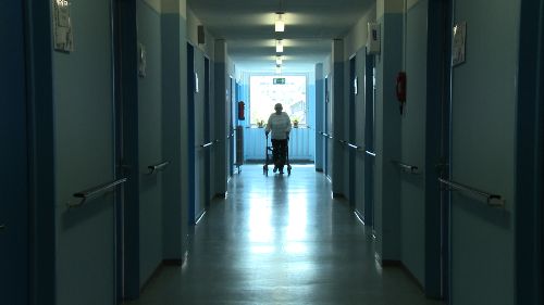 Couverture du film Le petit caillou. Regards croisés sur la vieillesse et l'immigration